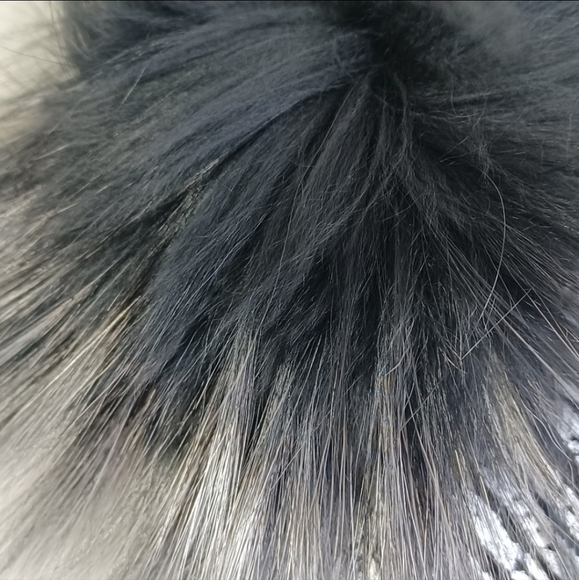 ๐HP๐NWT GLAMOURPUSS NYC Embellished Metallic Knit & Fox Fur Pom-Pom Beanie๐ - Picture 6 of 9